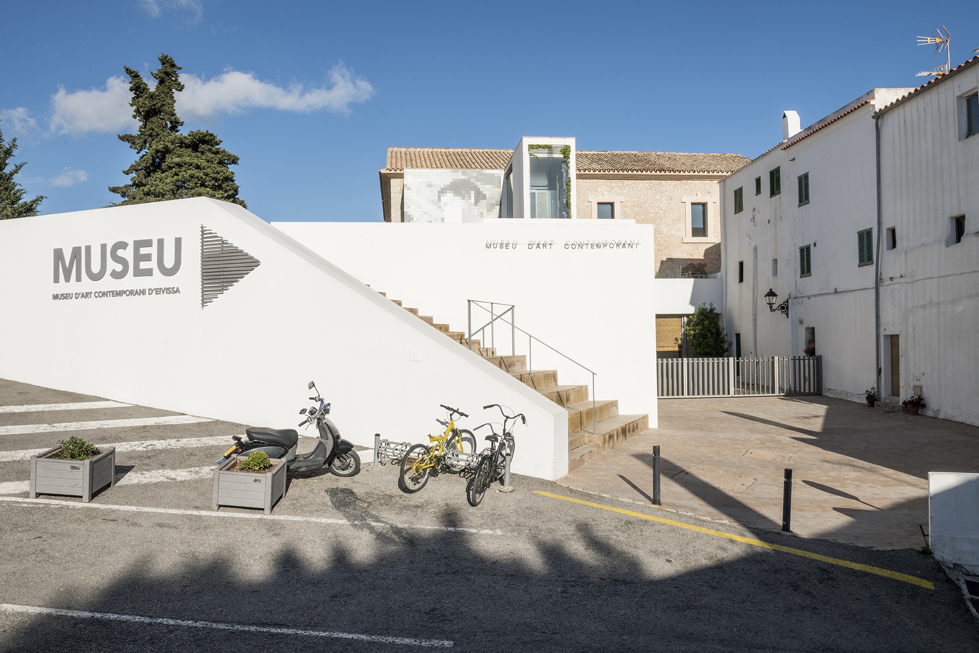 Parra & Romero, exhibition: 38°58’29.65”N 1°26’34.24”E (fig. 10)